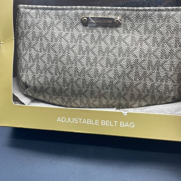 Michael Kors belt purse - Picture 2 of 7